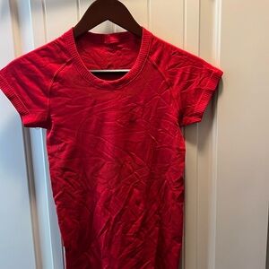 Women’s XS LuLuLemon Lulu Lemon Red Short Sleeve Shirt
